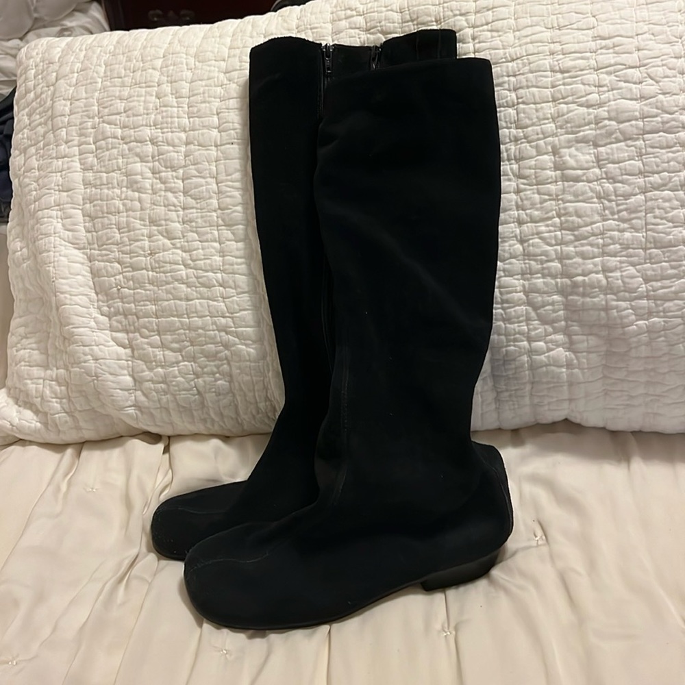 Aerosol black suede boots